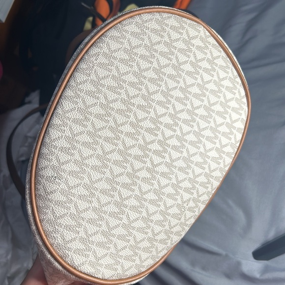 EUC Michael Kors Bucket Bag Looks New - Picture 4 of 4